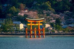 o portão flutuante do santuário itsukushima foto
