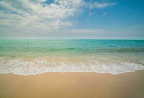 lindo panorama verão panorama frente Visão tropical mar de praia branco areia limpar \ limpo e azul céu fundo Veja calma ninguém natureza oceano lindo onda água viagem sai kaew de praia Tailândia chonburi foto