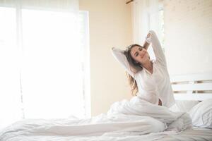 jovem preguiçosa sentada no quarto foto