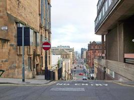 rua íngreme típica em Glasgow foto