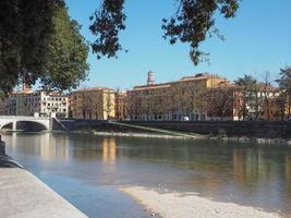 rio adige em verona foto