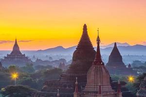 paisagem urbana de bagan de myanmar na ásia foto