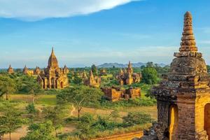 paisagem urbana de bagan de myanmar na ásia foto