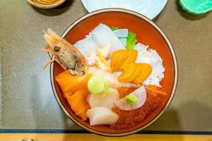 frutos do mar frescos no mercado de peixes em hakodate, hokkaido foto