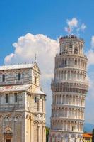 a torre inclinada, cidade de pisa, horizonte da cidade no centro da cidade na itália foto