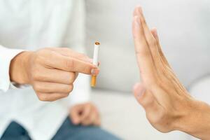 Proibido fumar. homem pare de fumar, recuse, rejeite, pare, pegue o cigarro, diga não. parar de fumar para a saúde. dia mundial do tabaco. drogas, câncer de pulmão, enfisema, doença pulmonar, narcótico, efeito da nicotina foto