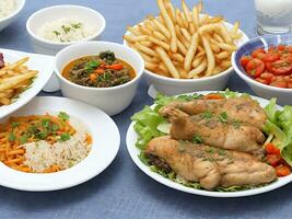 livre foto jantar conjunto com dolma sopas, saladas e frango com arroz e francês fritas generativo ai