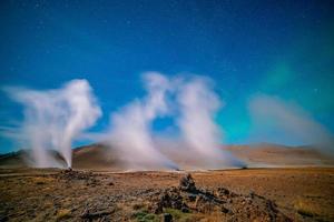 paisagem da Islândia à noite com aurora foto