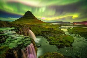 luz do norte sobre a montanha kirkjufell foto