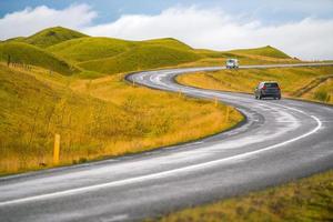Estrada em forma de curva em S na Islândia com montanha