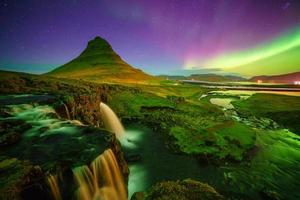 luz do norte sobre a montanha kirkjufell foto