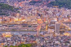 bela vista aérea panorâmica do horizonte de nagasaki à noite foto