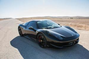 carros na pista de corrida e nas estradas do deserto foto