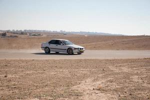 carros na pista de corrida e nas estradas do deserto foto