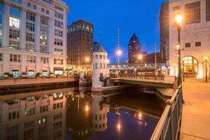 horizonte do centro com edifícios em milwaukee eua foto