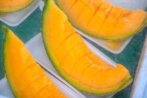 melão doce e fresco no mercado de frutos do mar em hakodate, hokkaido foto