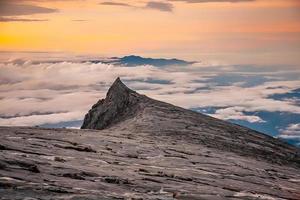 paisagem natural no topo do monte kinabalu na malásia foto