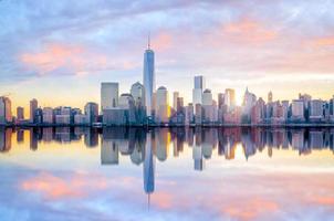 horizonte de Manhattan com o edifício do World Trade Center ao entardecer foto