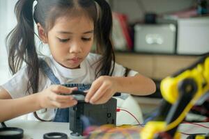 haste Educação conceito. ásia jovem menina Aprendendo robô Projeto. foto