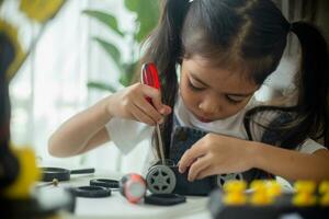 haste Educação conceito. ásia jovem menina Aprendendo robô Projeto. foto