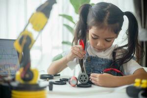 haste Educação conceito. ásia jovem menina Aprendendo robô Projeto. foto