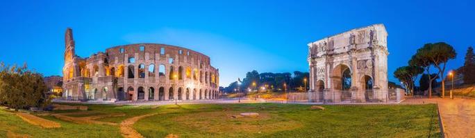 vista do coliseu em roma ao crepúsculo foto