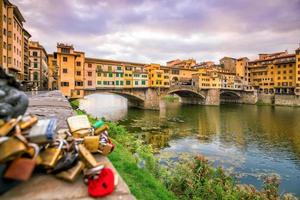 ponte vecchio sobre o rio arno em florença foto