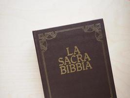 la sacra bibbia o livro da bíblia sagrada foto