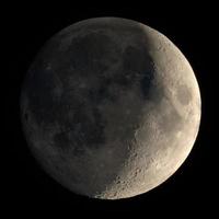 lua crescente crescente vista com telescópio