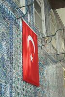 Peru Istambul 22 pode 2023. turco bandeira em a parede do uma eyup sultão mesquita foto