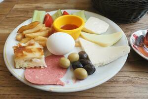 turco café da manhã do queijo, pepino, ovo, Oliva e tomate foto