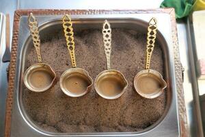topo Visão do fazer tradicional turco café em areia foto