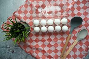 ovos em a cozinha mesa. foto