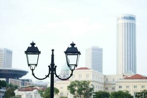 elegante rua luminária cercado às cidade foto