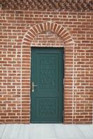 uma ampla velho verde de madeira porta foto