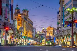 centro da cidade de kagoshima, paisagem urbana em kyushu, japão foto