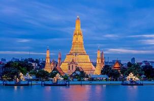 Templo de arun worawihan localizado às margens do rio chao phraya, na Tailândia. foto