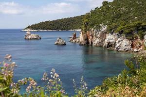 vista imaculada da baía de uma ilha da grécia. foto