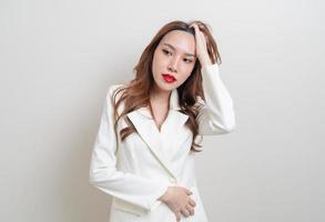 retrato linda mulher asiática com raiva, estresse, preocupação ou reclamação sobre fundo branco