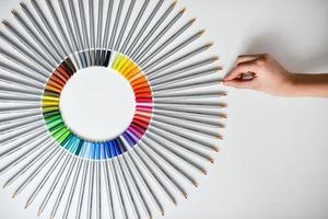 lápis dispostos por cor foto