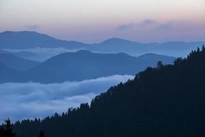 entre a neblina vista para a montanha, pôr do sol, rize, turquia foto