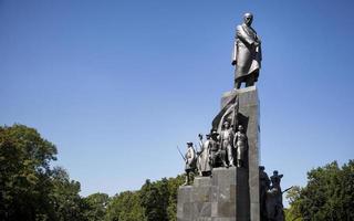 o monumento a taras shevchenko na rua sumskaya foto