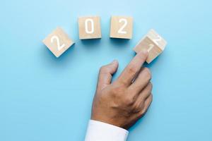 mão de empresários vira 2021 a 2022 na caixa do cubo