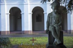 escultura de anjo símbolo da religião cristã foto