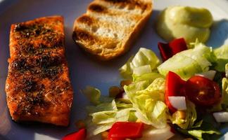 Filé de truta de salmão fresco com especiarias de ervas e salada para churrasco
