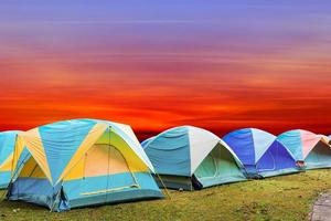 tenda turística com fundo lindo pôr do sol foto