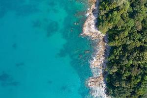 incrível vista aérea do mar de cima para baixo do fundo da natureza da praia foto