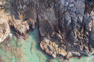 incrível vista aérea do mar de cima para baixo do fundo da natureza da praia foto