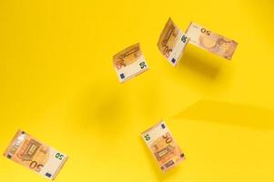 chuva de notas de euro, dinheiro caindo voando foto