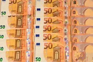 euro em um fundo preto, textura de dinheiro. foto